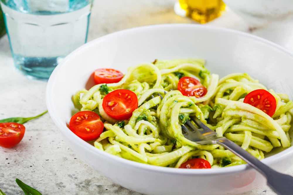 Makaron z cukinii z pesto z awokado - dieta ketogeniczna - przepisy dla pocza?tkuja?cych